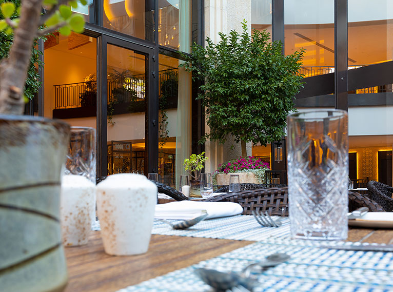 כוס על שולחן במסעדת סמדר 