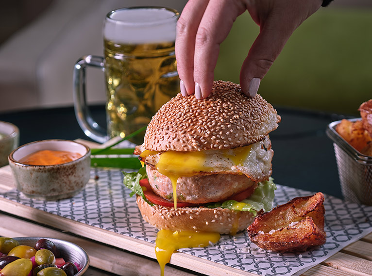 המבורגר במסעדת החאן