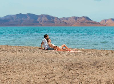 זוג בחופשה בישראל במלון רויאל ביץ' אילת